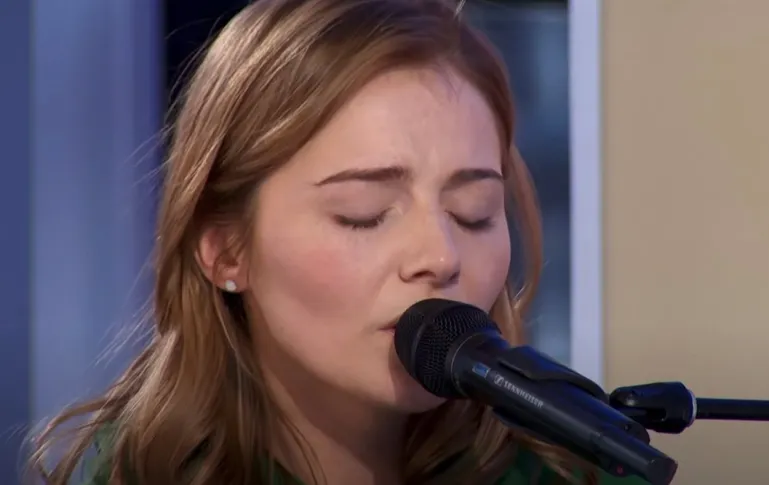 Loretta Lynns Granddaughter Emmy Russell Wows American Idol Judges in Audition