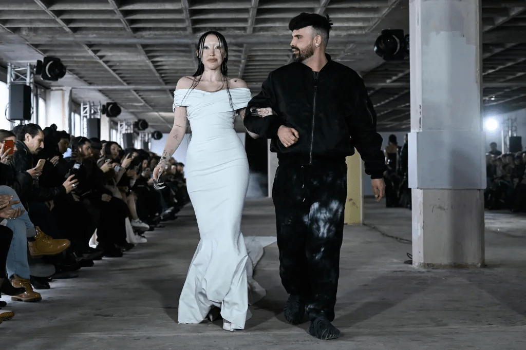 Noah Cyrus Runway Paris Fashion Week: ignores family drama 